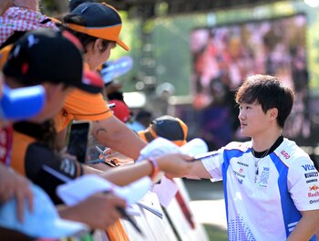 Tsunoda con el público durante