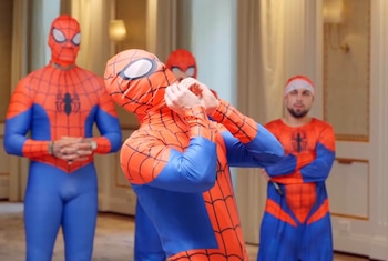 Tom Holland apareció de incógnito en un concurso de Spider-Man