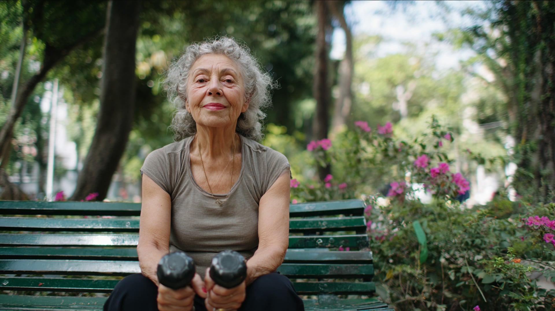 Mantenerse activo después de los 60 años reduce el riesgo de enfermedades, caídas y pérdida de autonomía, y el trabajo de fuerza ayuda a frenar la sarcopenia y la osteoporosis.