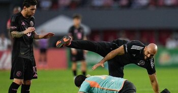 Yassine Cheuko, derribado por un