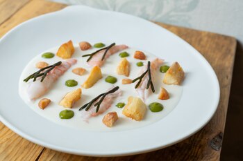 Cigalas con ajo blanco, uno