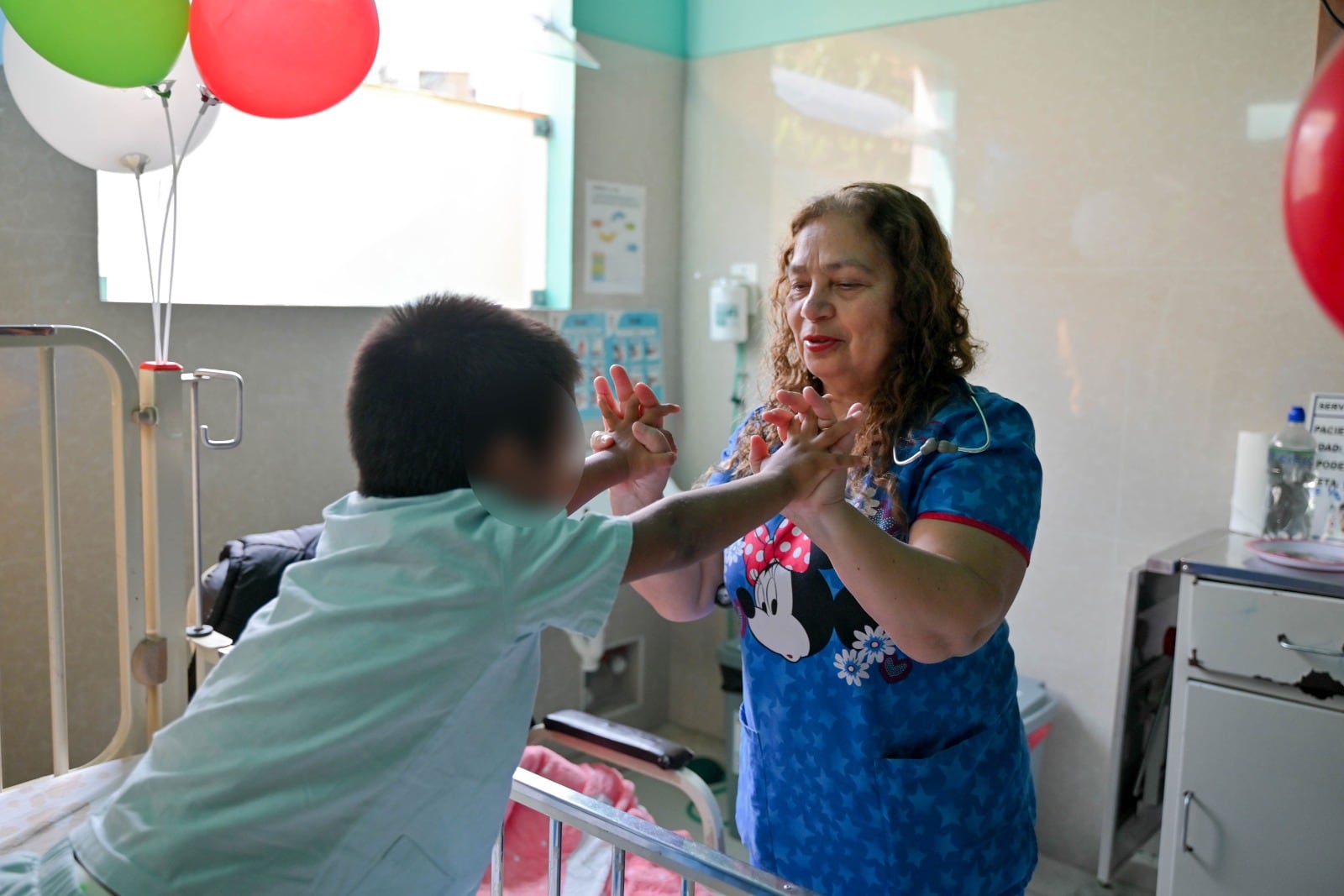 La ciencia consiguió que los niños tengan futuro; el estigma todavía intenta quitárselo. Pueden estudiar, trabajar, enamorarse y formar una vida adulta, pero todavía enfrentan rechazo en colegios, familias y comunidades