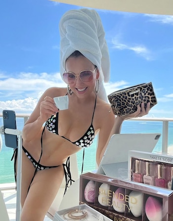 (Instagram: @thalia)