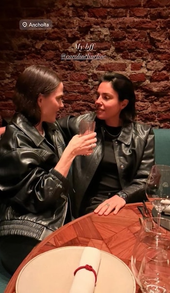Figueiras y su amiga Carolina celebraron la noche con un brindis