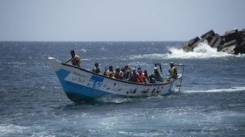 Mauritania rescata frente a sus costas a más de 160 migrantes en una embarcación que partió de Gambia