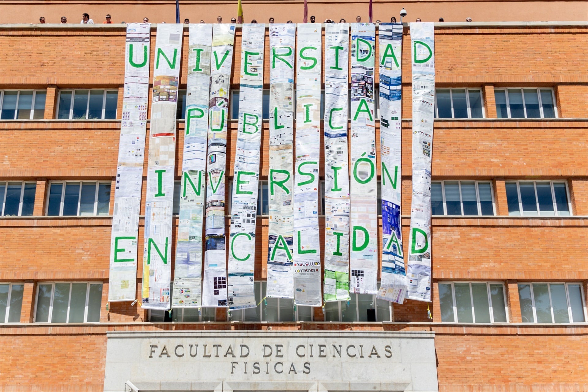 (Foto de ARCHIVO) Un mural cuelga de la fachada de la Facultad de Físicas de la Universidad Complutense de Madrid, a 23 de abril de 2025, en Madrid (España). (Ricardo Rubio / Europa Press)
