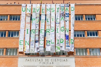 (Foto de ARCHIVO) Un mural cuelga de la fachada de la Facultad de Físicas de la Universidad Complutense de Madrid, a 23 de abril de 2025, en Madrid (España). Varios profesores y alumnos han desplegado un mural en la fachada de la facultad de Ciencias Físicas de la Universidad Complutense de Madrid (UCM) para reivindicar una "universidad pública con inversión en calidad" y una mayor financiación de los centros públicos. El acto se enmarca dentro de las protestas que desembocarán en la huelga y manifestación del próximo lunes 28 de abril.
Ricardo Rubio / Europa Press
23/4/2025