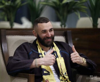 Benzema posa con una bufanda