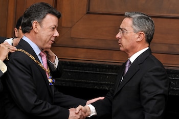 Juan Manuel Santos recibió la Cruz de Boyacá de Álvaro Uribe