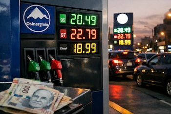 Surtidor de gasolina con precios digitales de 20.49, 22.79 y 18.99, billetes de cien soles peruanos, logo de Osinergmin y autos en fila al atardecer.