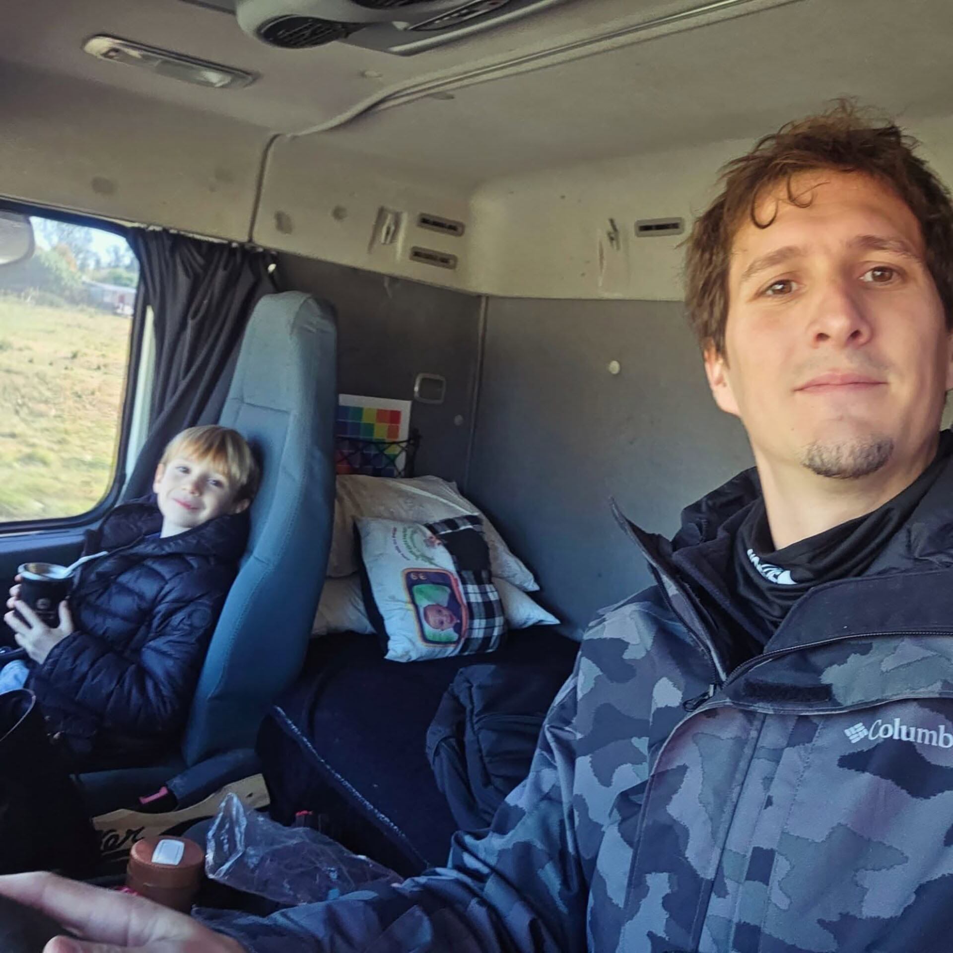 En uno de sus viajes junto a su hijo (@)