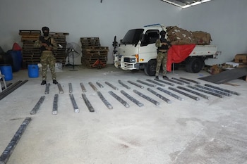 Las autoridades decomisaron vehículos de alta gama, un camión, dinero, armas y documentos vinculados con la investigación por narcotráfico. (Foto: DNCD)