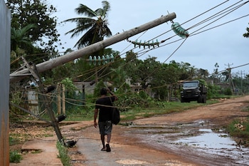 Un poste de electricidad caído tras los sismos del domingo en Cuba (YAMIL LAGE / AFP)