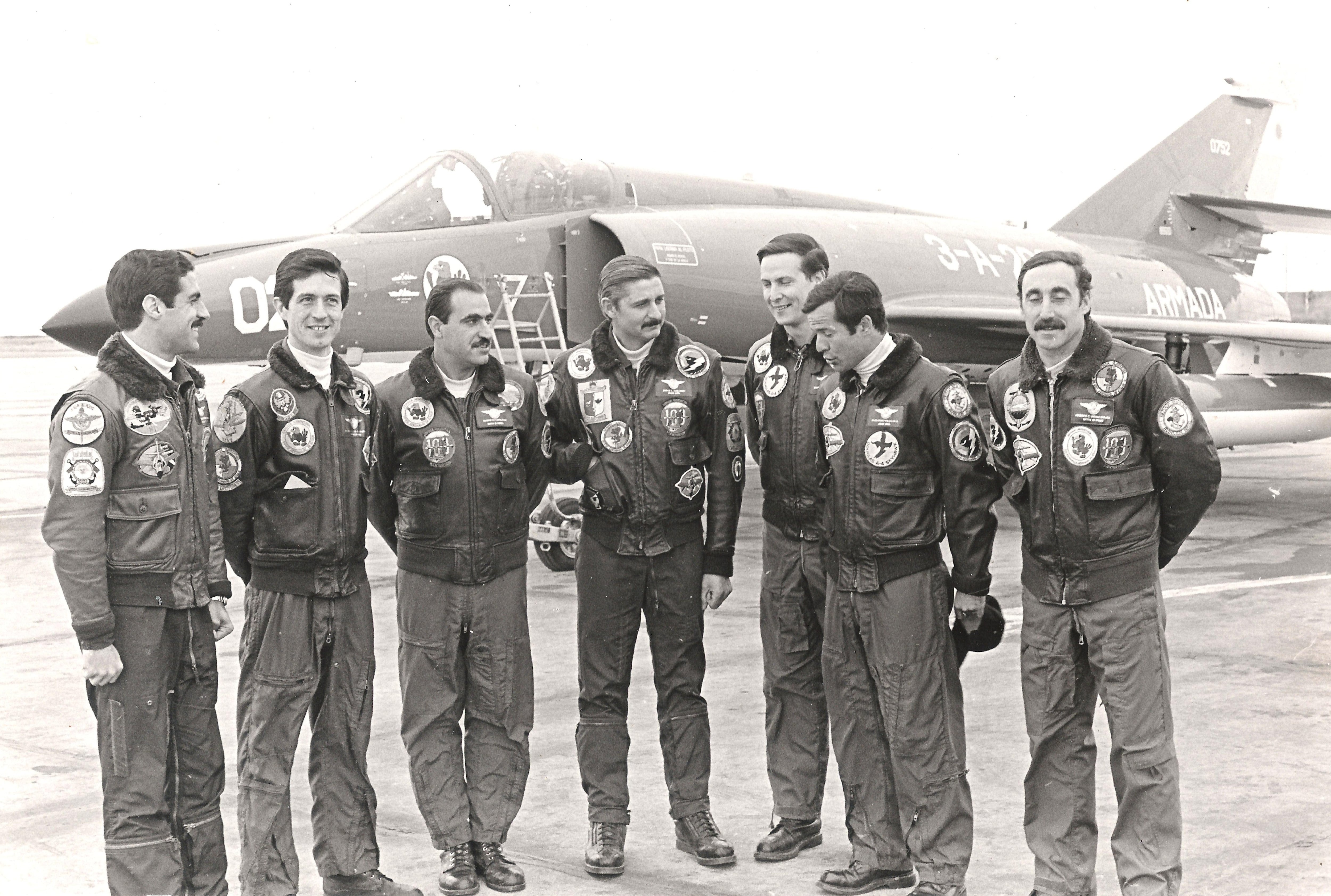 Poco después de la guerra, varios miembros de la Escuadrilla posan en Espora delante del Super Étendard 3-A-202. De izq. a der. Rodriguez Mariani, Collavino, Curilovic, Colombo, Agotegaray, Francisco y Bedacarratz