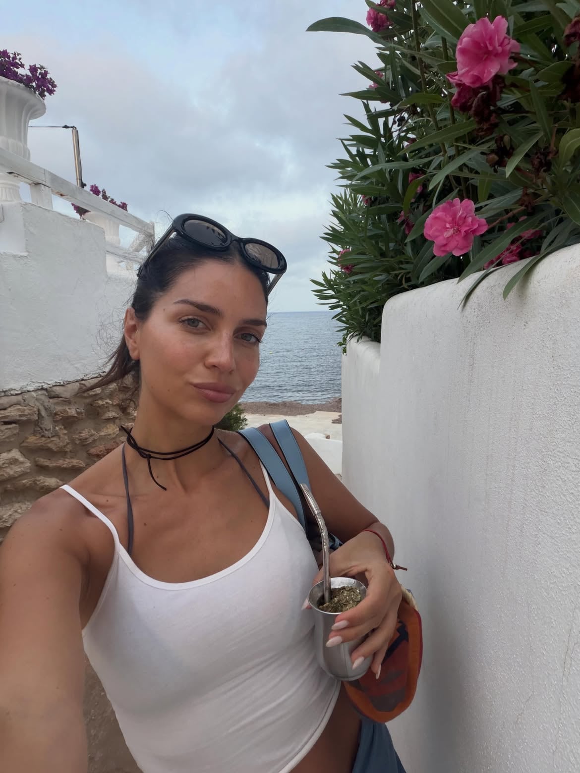 Con el mar de fondo, la modelo posó a cara lavada