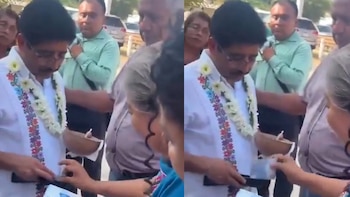 La razón por la que el presidente de la Corte regaló mil pesos a una mujer durante su gira por Oaxaca