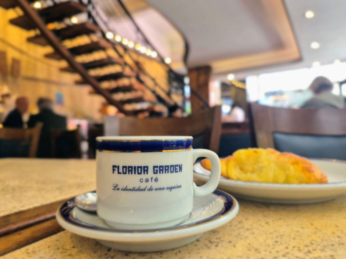 El uso del inglés en el nombre del café responde a los cánones de la época en la que se inauguró, influidos por los “tanques estadounidenses” que circulaban por las salas cinematográficas, radios y series de televisión