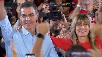 Sánchez llega al mítin de Fuenlabrada (Madrid) junto a Begoña Gómez, a la espera de juicio por varios delitos