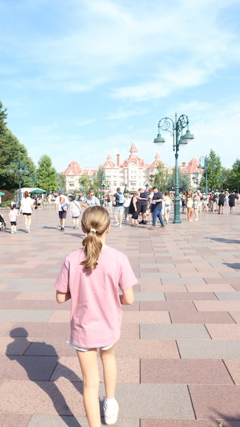 Una de las hijas de Wanda Nara camina hacia el hotel del parque de Disneyland París durante las vacaciones de invierno de la familia