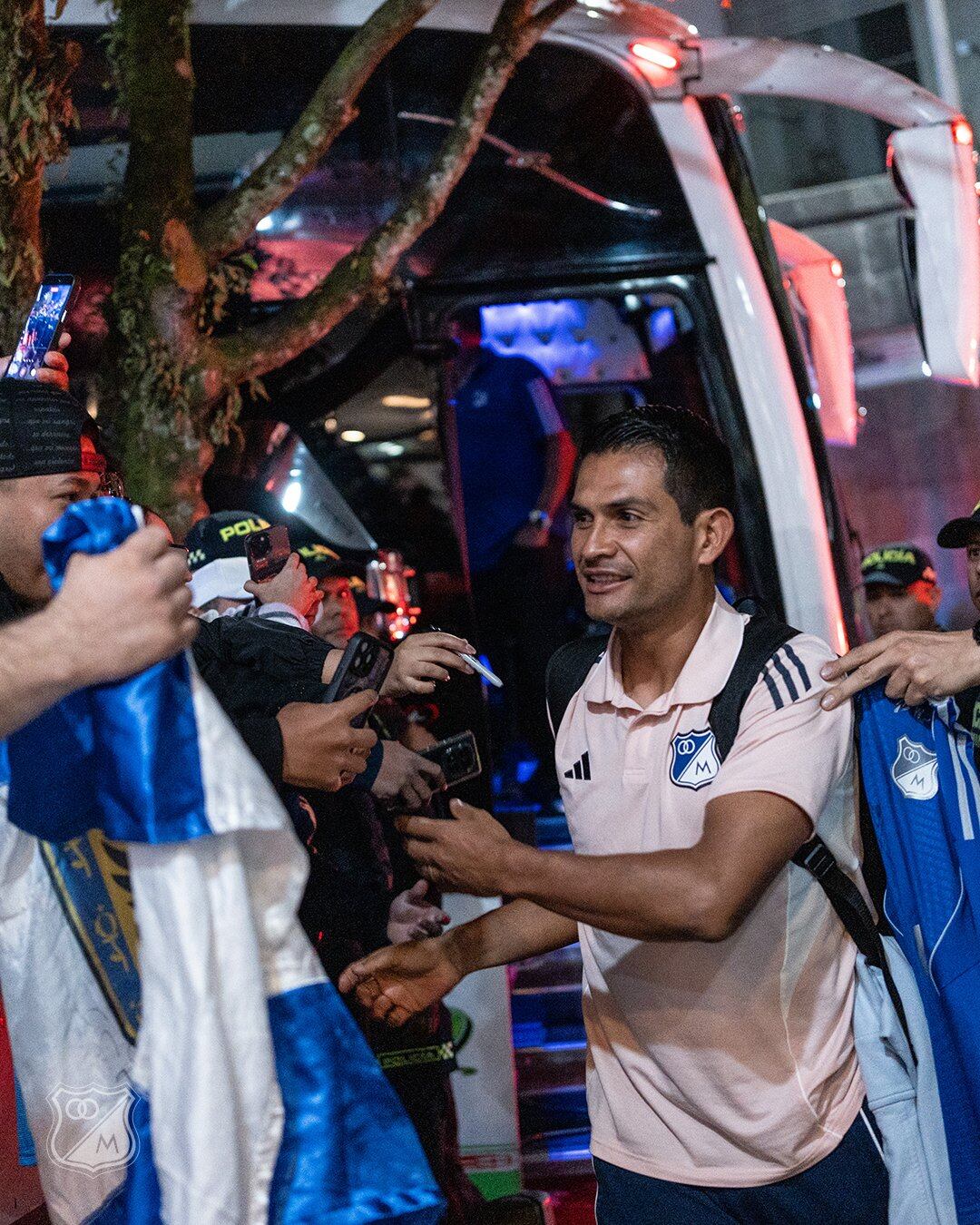 Así fue como Millonarios fue recibido por sus hinchas en Manizales, donde se verá con Once Caldas - crédito Millonarios FC