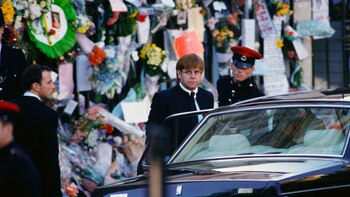 Elton se retira del funeral