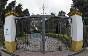 Los cementerios mantienen las puertas