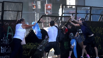Policía reprime a manifestantes en