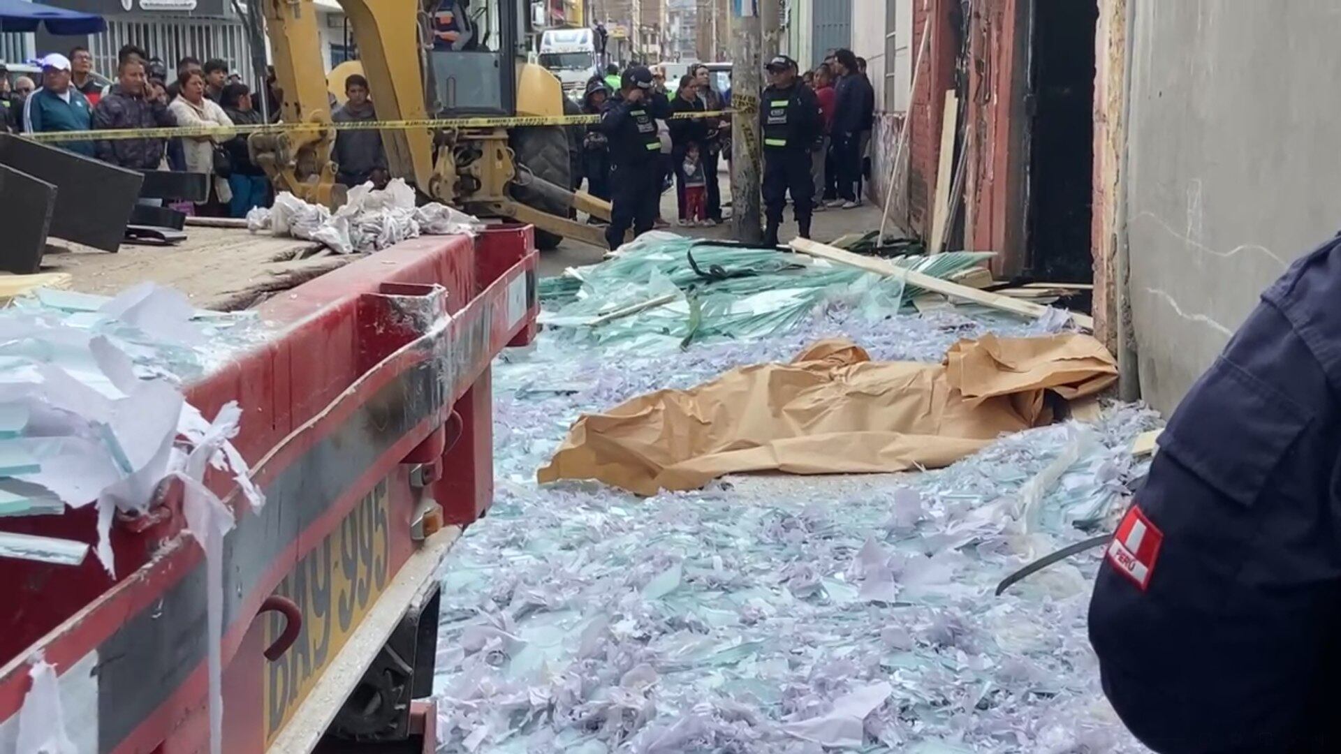 Un trabajador perdió la vida al ser aplastado por una plancha de vidrio durante la descarga en una vidriera del centro de Huancayo. Foto: InfoHuancafo centro