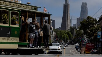 California enfrenta déficit presupuestario millonario tras migración de contribuyentes ricos