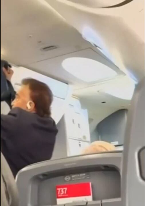 Finalmente, el cantante debió dejar el avión por pedido de la tripulación (Captura de video)