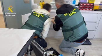 Dos agentes durante la operación. (Guardia Civil)
