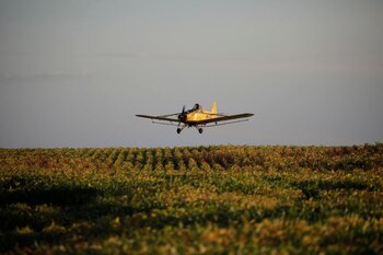 Imagen de archivo de un avión fumigando un campo de soja cerca de Palmeirante, Brasil. 16 de febrero, 2018. REUTERS/Ueslei Marcelino/Archivo