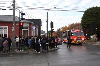 Personas en una esquina de