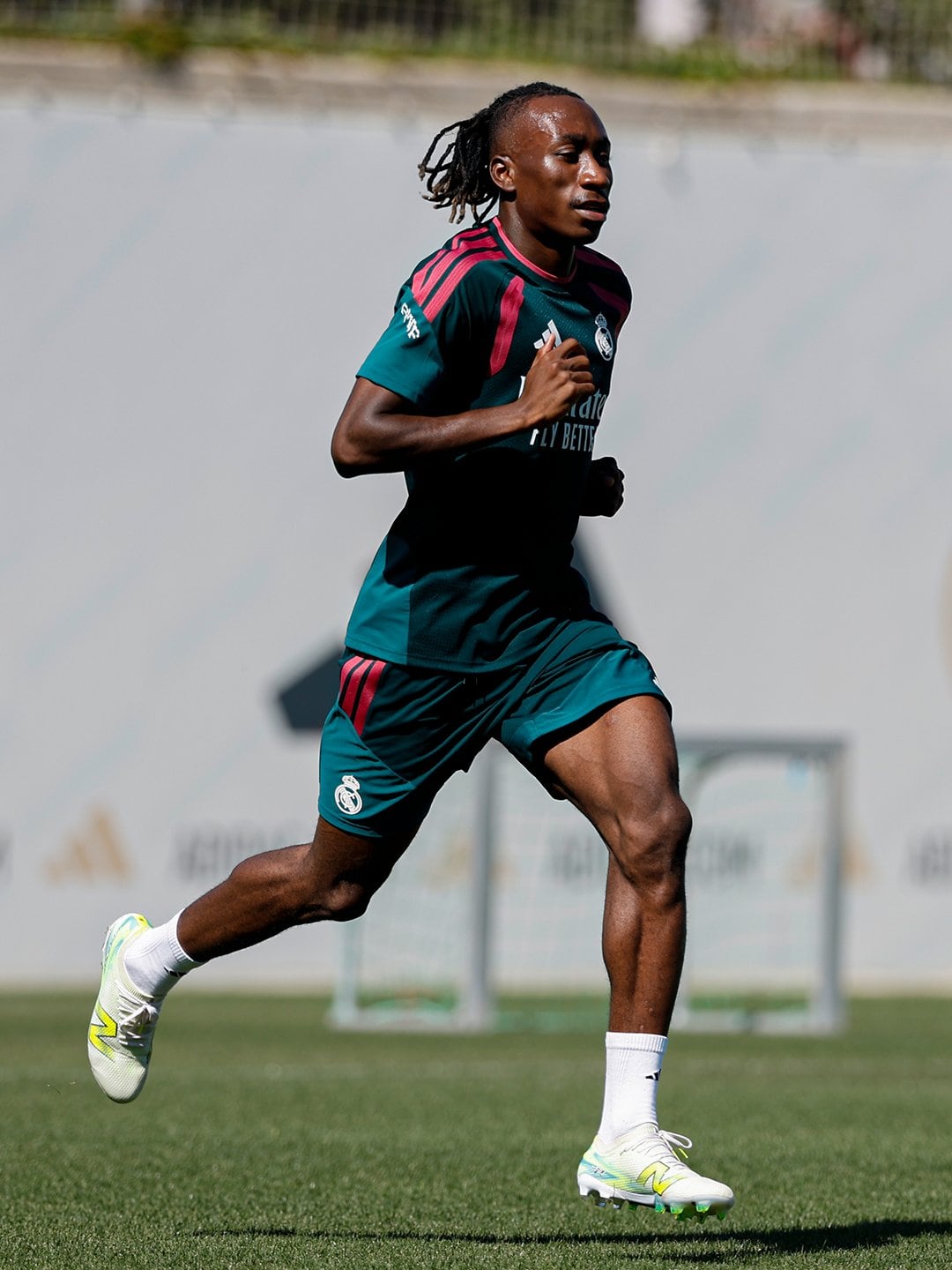 Real Madrid pagó 125 millones de euros por el pase del delantero Yan Diomandé y le firmó contrato por siete temporadas (30 de junio de 2033). El jugador de 19 años de Costa de Marfil debutó en Leganés de España y llega tras una temporada en el RB Leipzig de Alemania