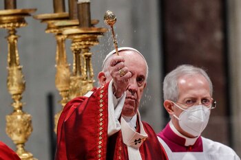 El papa Francisco (i), acompañado de Guido Marini (d). EFE/EPA/GIUSEPPE LAMI/Archivo