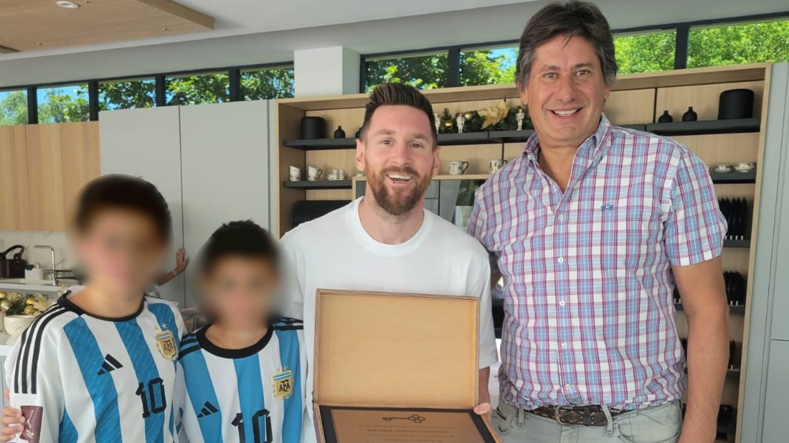 El jefe comunal asistió a los mundiales de 1998, 2006, 2010, 2014, 2018 y 2022, siempre junto al mismo grupo de amigos