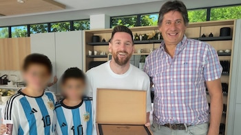 El jefe comunal asistió a los mundiales de 1998, 2006, 2010, 2014, 2018 y 2022, siempre junto al mismo grupo de amigos