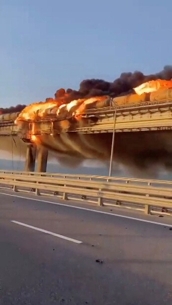 La explosión en el estratégico puente paralizó el tráfico