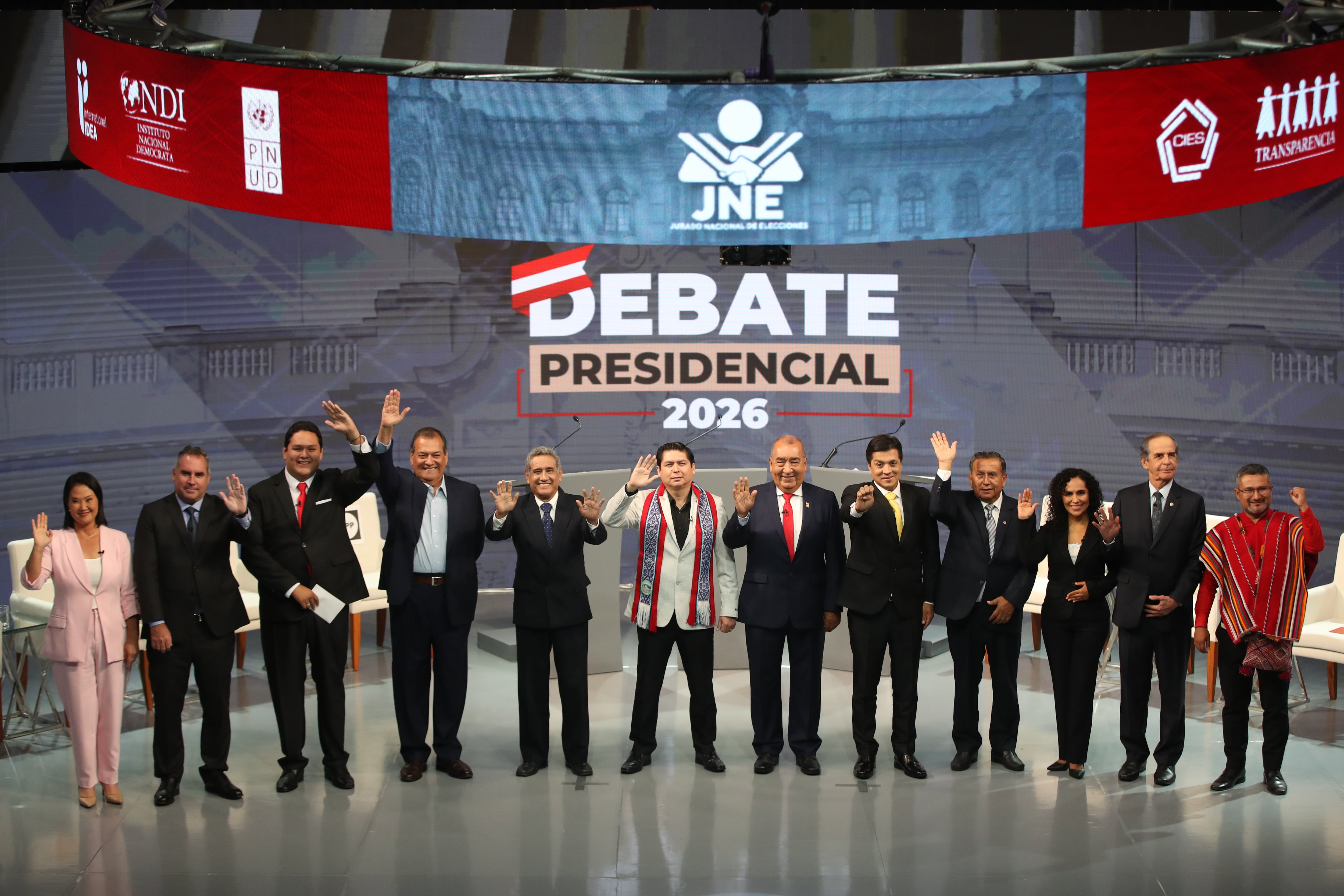 Candidatos a la presidencia de Perú posan durante un debate este miércoles, en Lima (Perú). EFE/ Paolo Aguilar