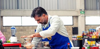 El actor se mostró molesto con sus compañeras al momento de no tener completos los ingredientes para el reto de equipos - crédito MasterChef Celebrity/YouTube