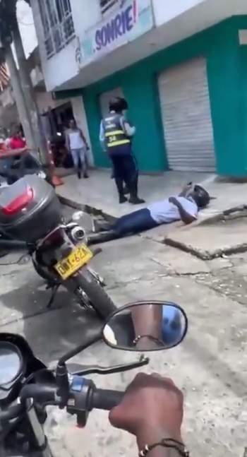 Autoridades de tránsito en Buenaventura inmovilizaron una moto que terminó retirada de la grúa - crédito @TwiterosCali/X