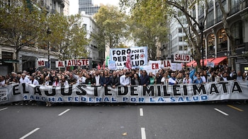 Fuerte reclamo de los trabajadores de la salud en Plaza de Mayo en contra del ajuste en el sector