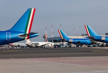 Varios aviones en un aeropuerto italiano. (REUTERS/Remo Casilli)
