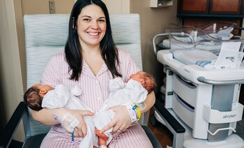 Kelsey Hatcher con sus recién