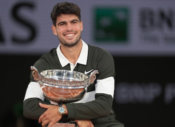 Carlos Alcaraz sostiene su trofeo