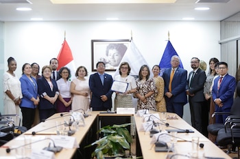 Incluye referencias a lideresas indígenas, representantes afroperuanas, dirigentes comunitarias, científicas, artistas, deportistas y mujeres vinculadas con la Independencia.