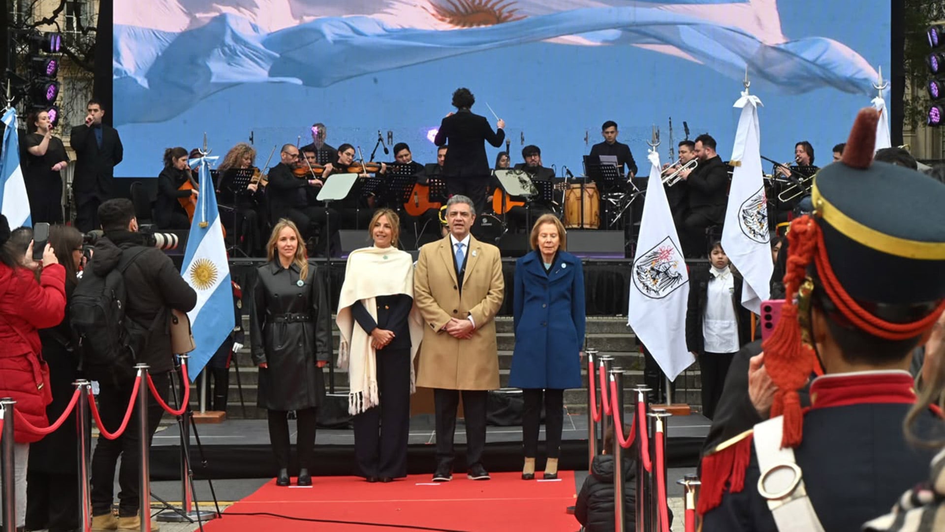 Jorge Macri junto a su esposa, Belén Ludueña; y la Vicejefa porteña, Clara Muzzio (Fotografía: GCBA)