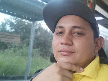 El ataque ocurrió mientras la víctima conducía una unidad de la ruta Mateo–Tapias–Mercado. El autobús terminó impactando contra un poste luego de que el conductor fuera atacado a disparos. (Foto: Cortesía)