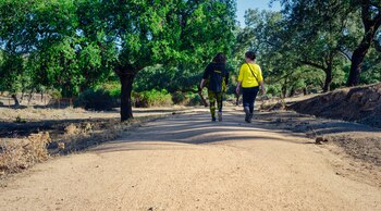 Dos excursionistas se dirigen al