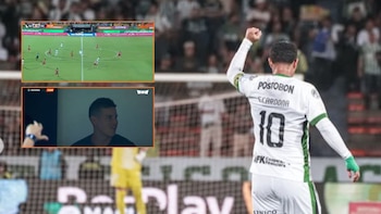 Edwin Cardona anotó un gol desde la mitad de la cancha para Atlético Nacional, mientras James Rodríguez lo aplaudió desde la grada - crédito Win Sports/Nacional Oficial